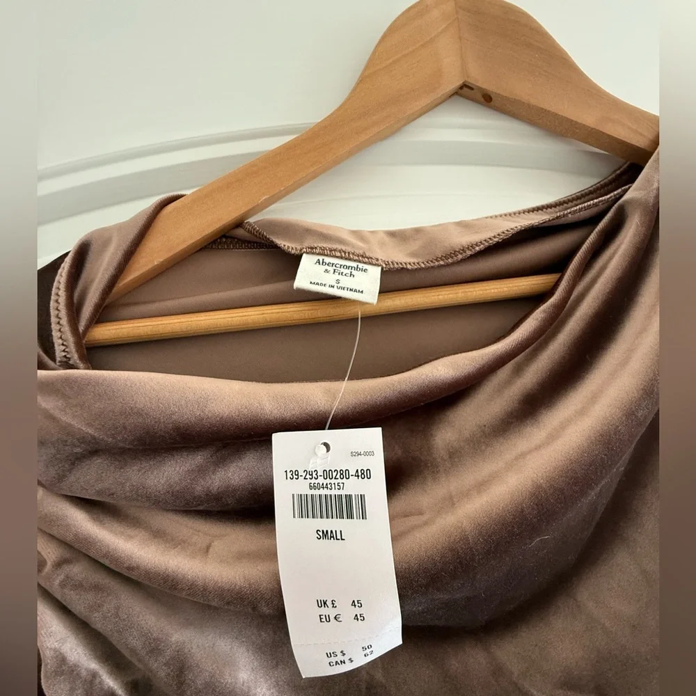 NWT Abercrombie velvet off shoulder top - Picture 5 of 5